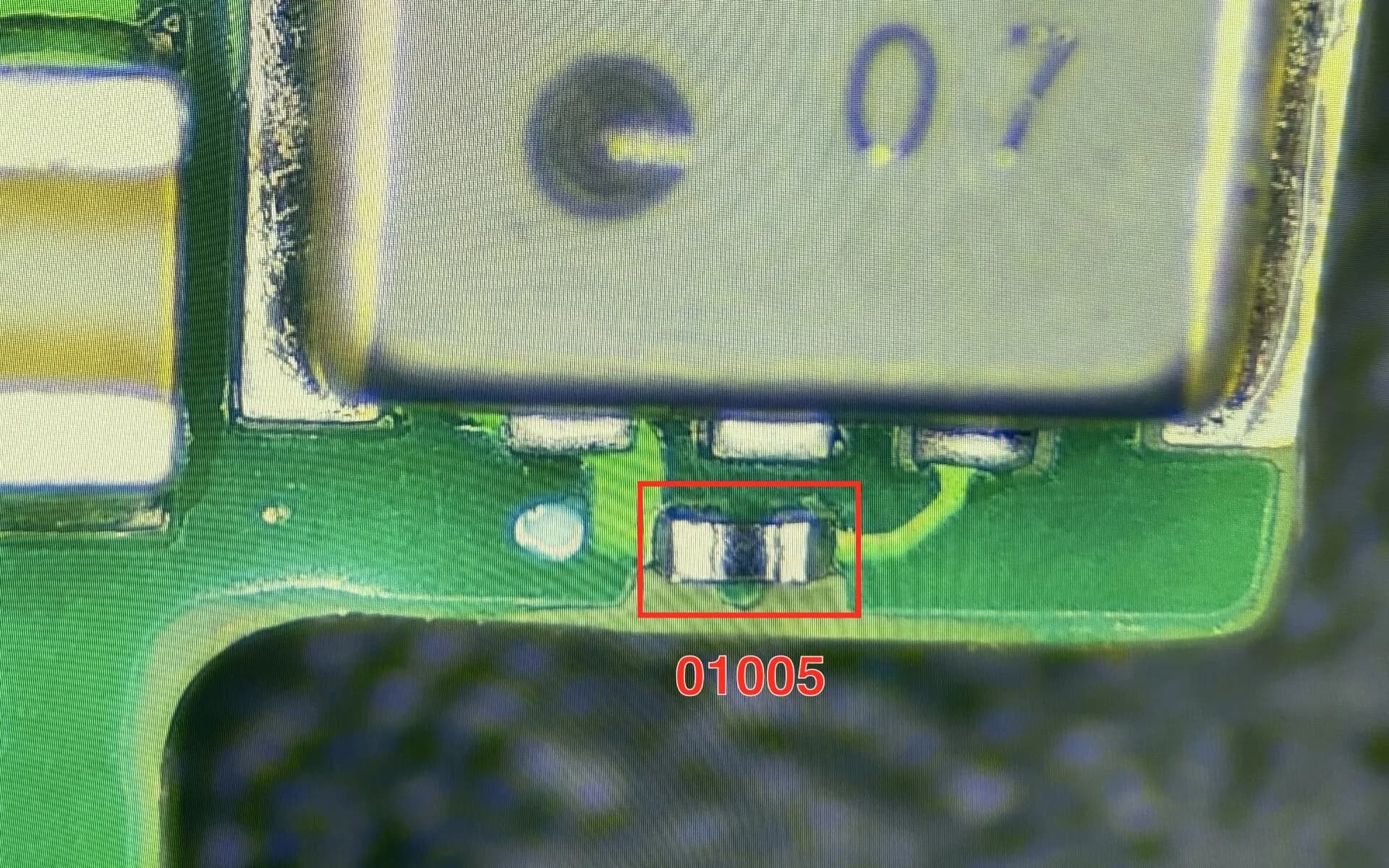 01005-component geplaatst en gesoldeerd op een productieprintplaat, rood gemarkeerd