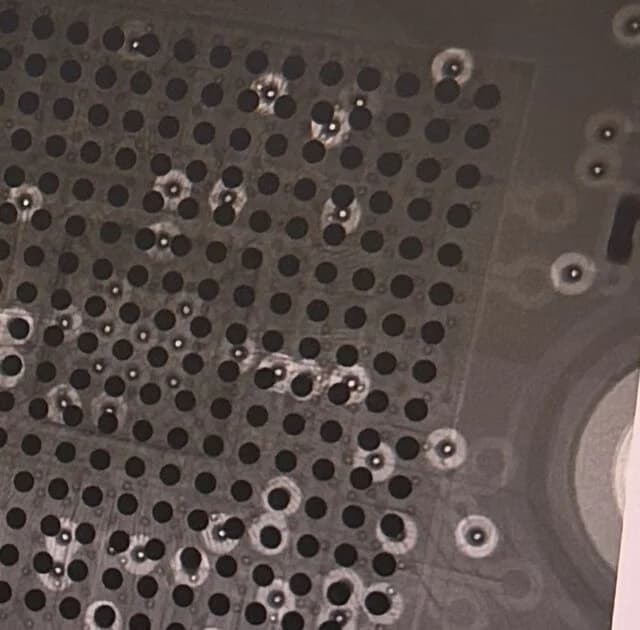 X-Ray beeld van een BGA-ballenraster voor verificatie van verborgen soldeerverbindingen